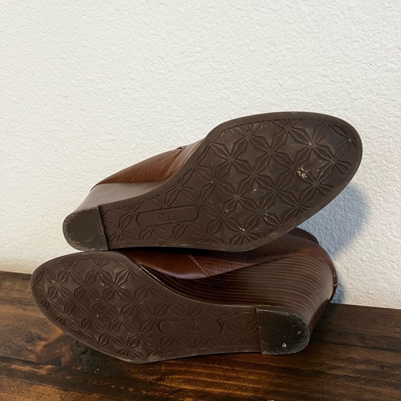 New Directions Brown Sarita Zip-Up Wedge Ankle Boots. Size 7. - Picture 7 of 10